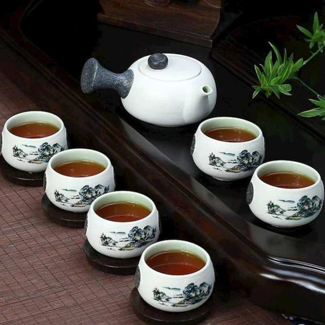 Mỗi khi uống trà, nước từ trong vòi chảy ra nhìn như cầu vồng sau cơn mưa.