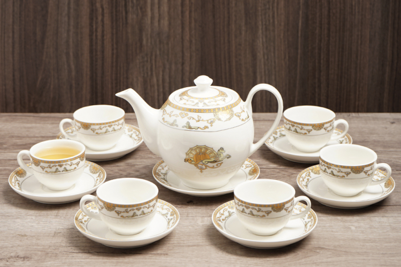 Bộ ấm chén uống trà rất đẹp mang phong cách thời xưa rất cổ kính và trang nhã.