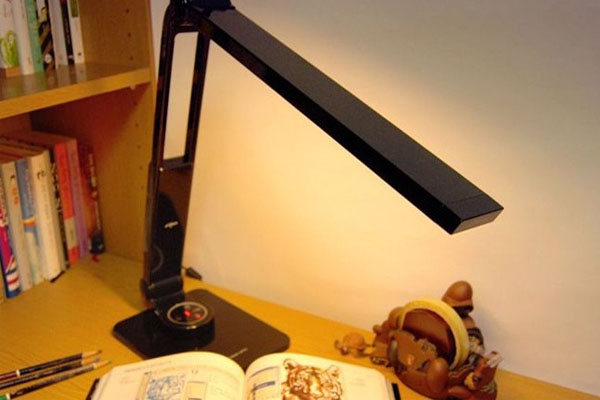 Cái đèn đứng ở vị trí trung tâm trên bàn học của em