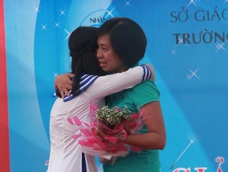 Hai mẹ con Hà Thị Phương Linh ôm nhau xúc động khi họ thực sự hiểu tình yêu dành cho nhau
