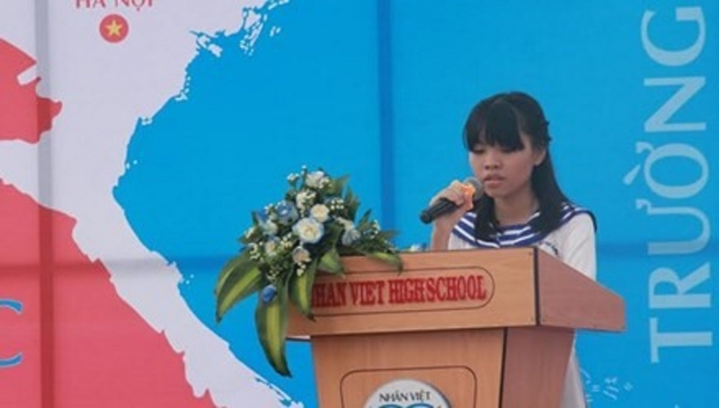 Hà Thị Phương Linh đọc bài văn viết về mẹ trong Lễ khai giảng năm học mới