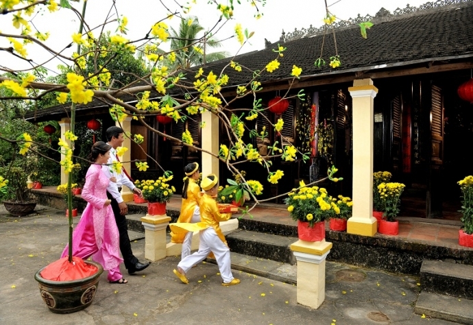 Thắp nhang tổ tiên ngày mùng 1 Tết là phong tục lâu đời của người Việt