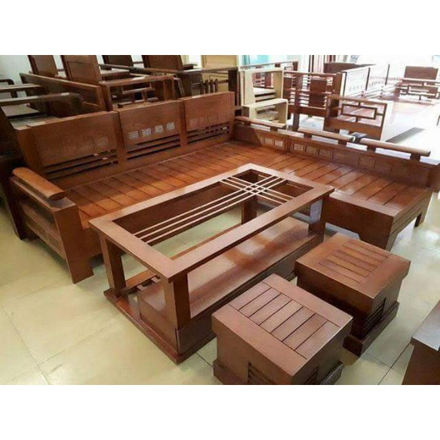 Bộ bàn ghế được làm bằng gỗ xoan ta nên có màu nâu sáng, tuy nhiên vì làm bằng gỗ thịt nên bàn và ghế rất nặng.