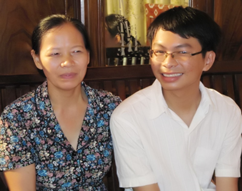 Tăng Văn Bình cùng với mẹ trong ngày cậu đỗ thủ khoa ĐH Ngoại thương