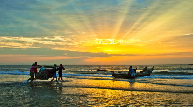 Ngắm nhìn cảnh biển cùng đoàn thuyền đánh cá ra khơi thật hào hứng và thú vị biết bao.