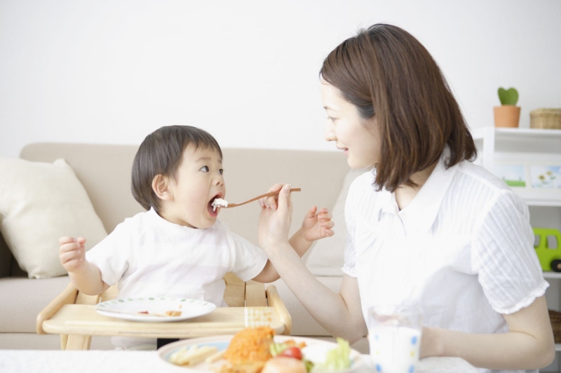 Mẹ chăm sóc em rất chu đáo.