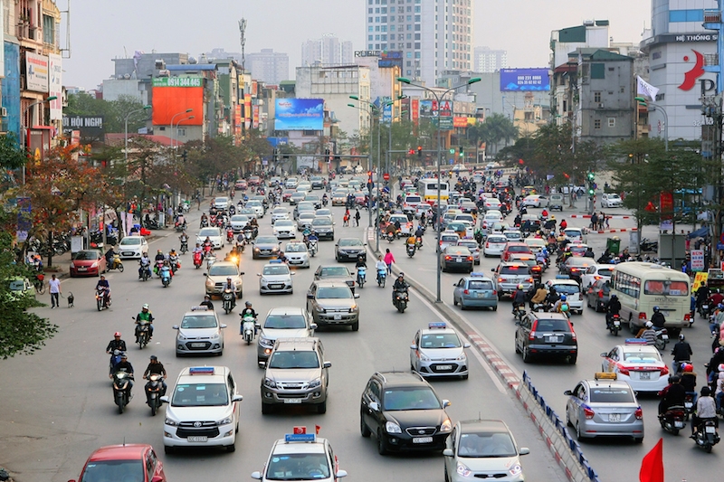 Đường phố trở nên nhộn nhịp.